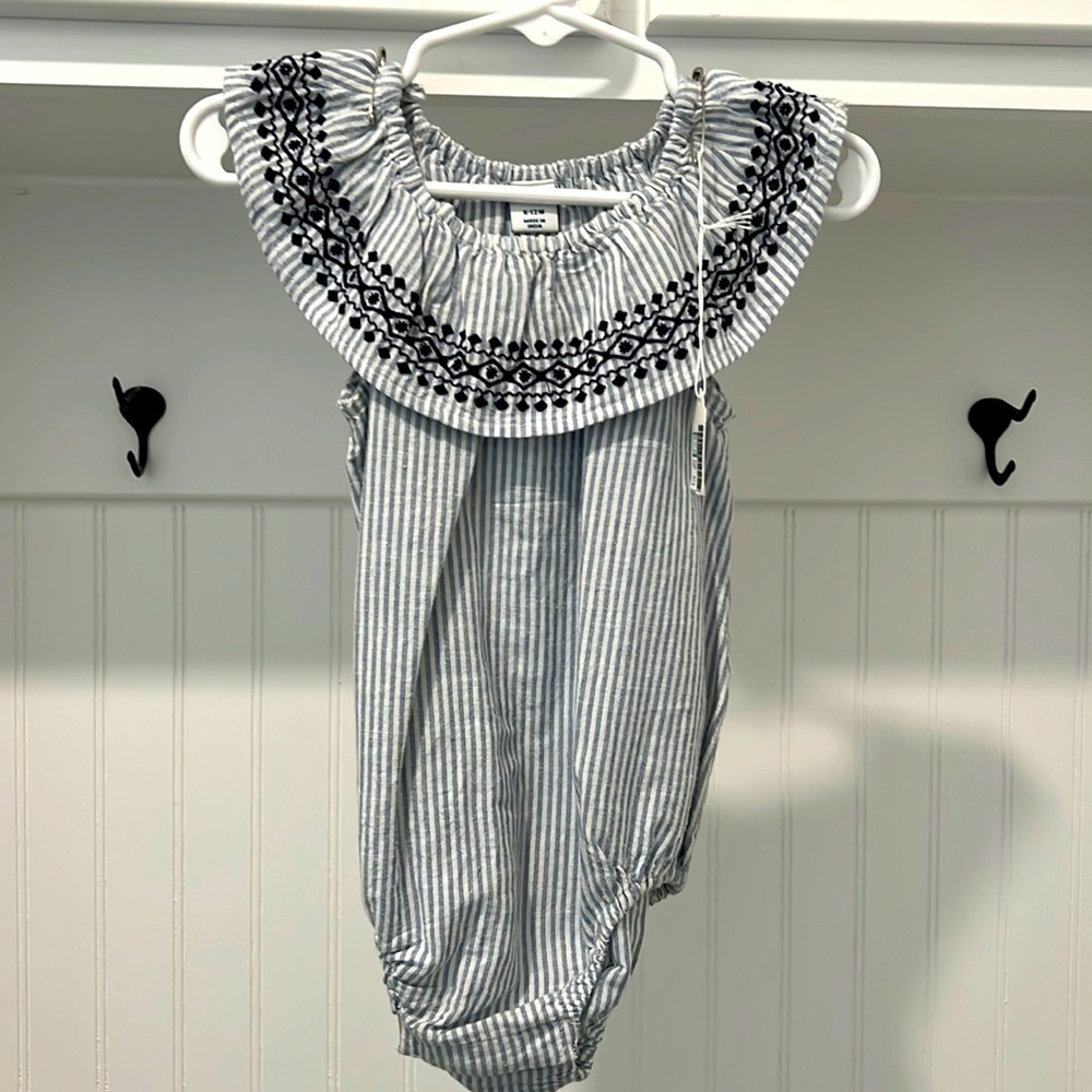 6-12mo jumper . Old navy .. no stains . Smoke free home